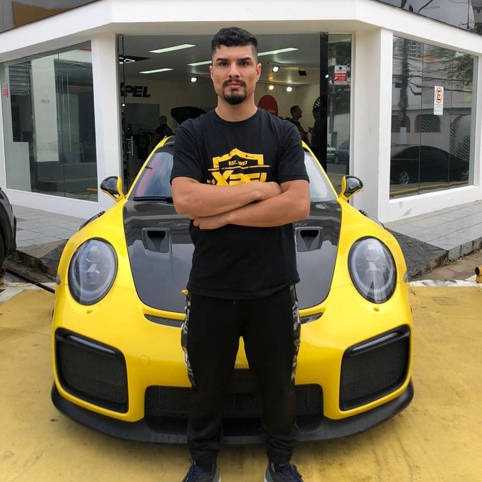 Edson Silva, fundador da Condá Premium, em frente a um Porsche